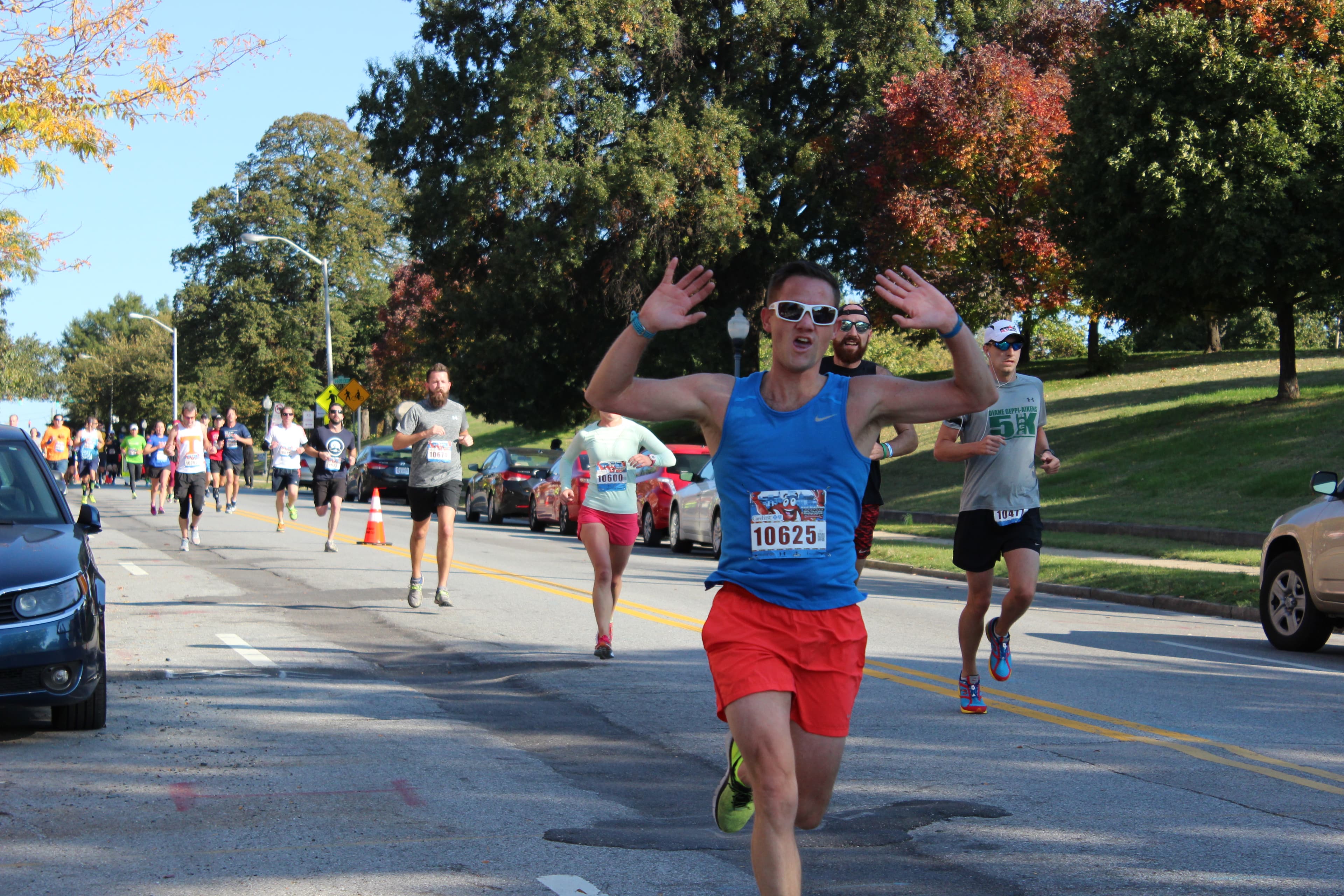 Corredores en Patterson Park Avenue durante Baltimore Marathon de 2015.