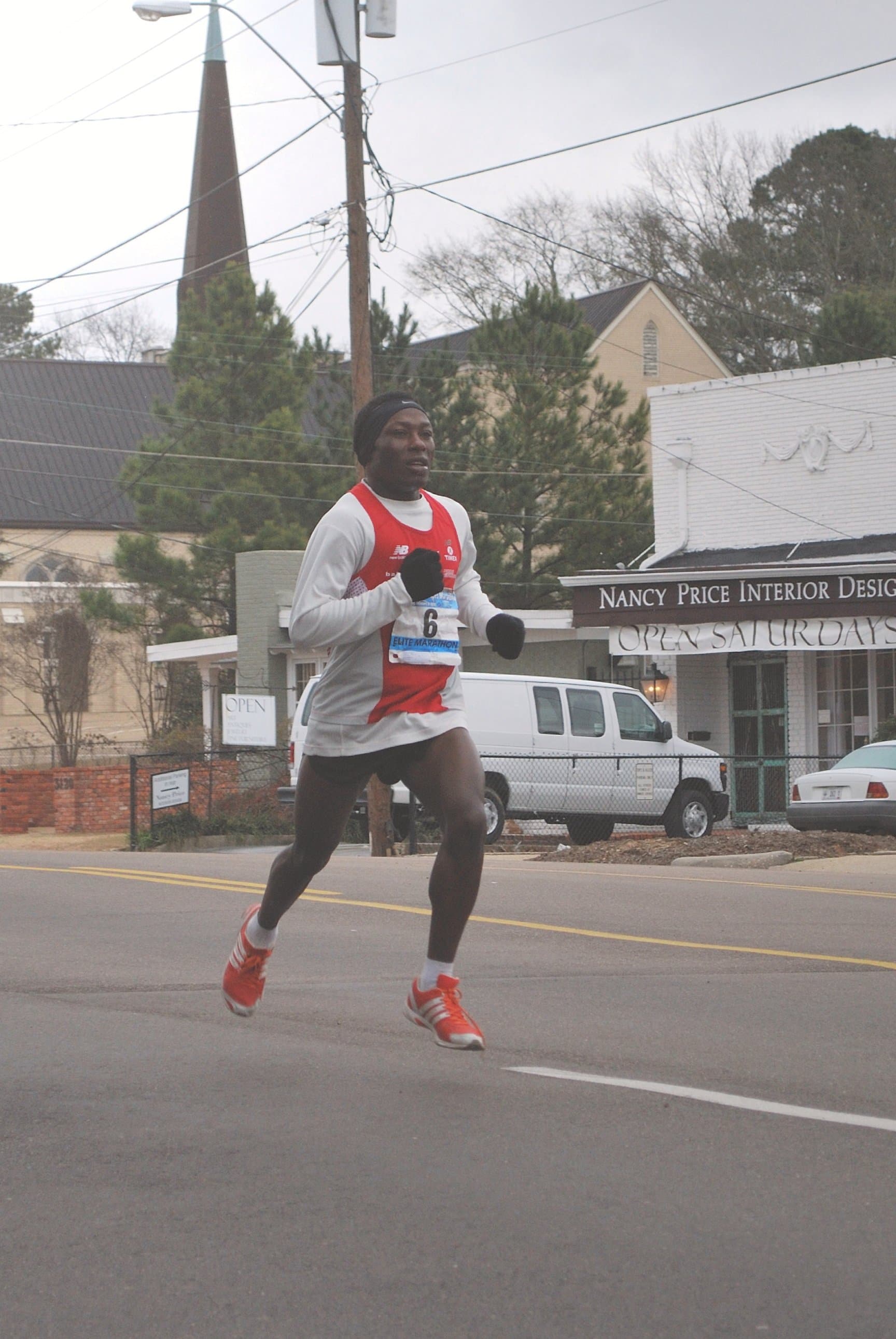 Un corredor con el dorsal 6 y varias prendas de invierno en una calle de Jackson durante Mississippi Blues Marathon de 2010.